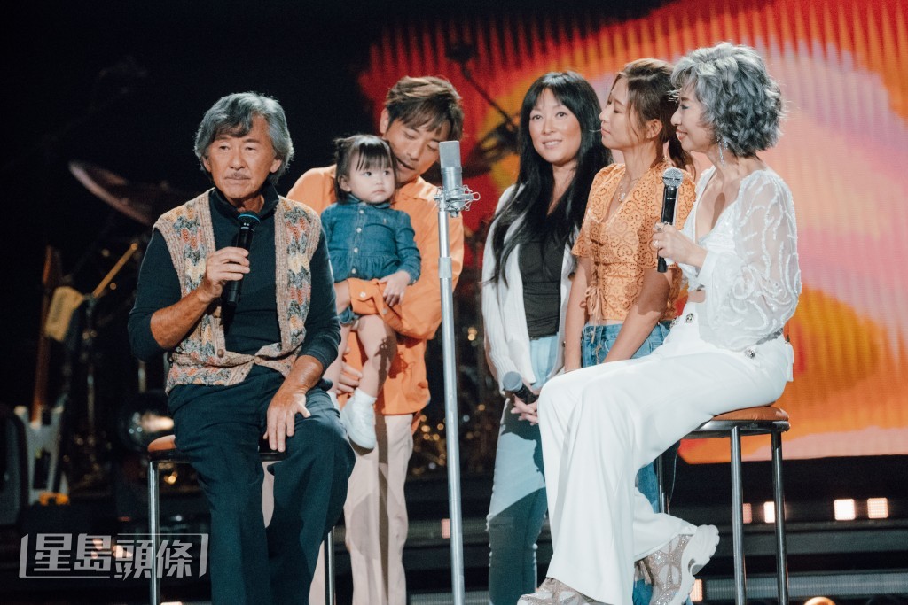 兒子林德信同太太即刻抱住孫女林明上台，孫女更錫錫爺爺。