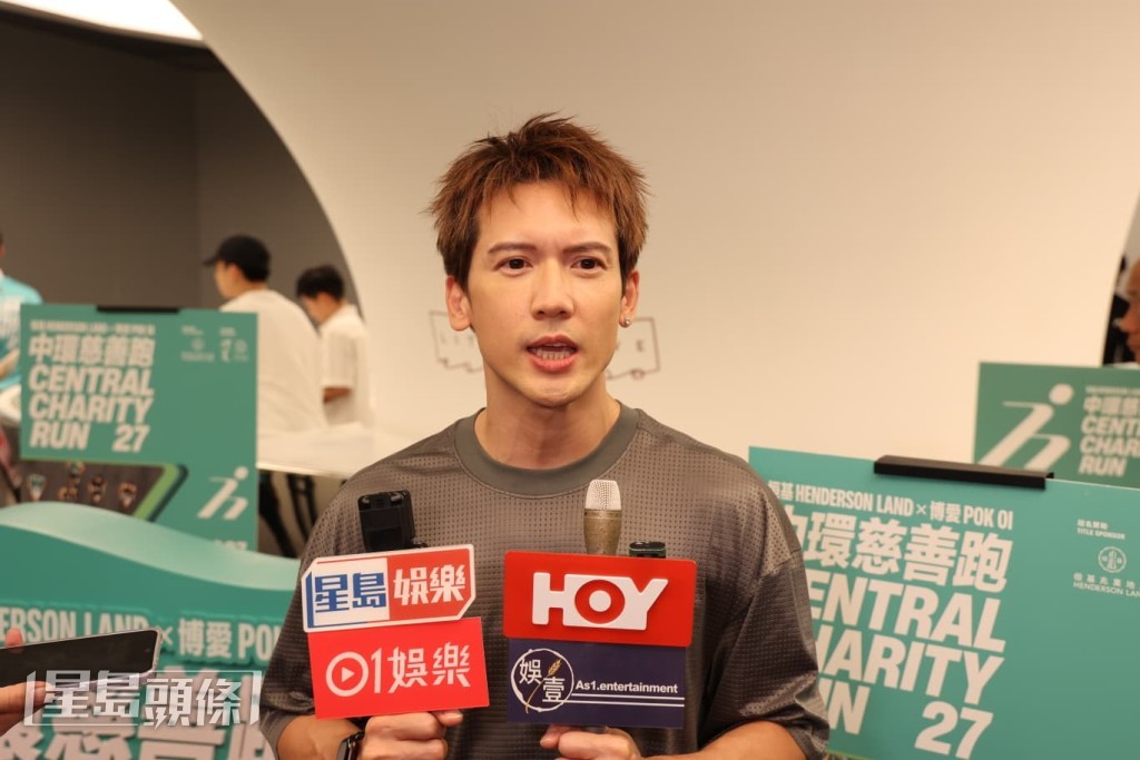 談到農曆年可會封利是給張致恒的四個兒子,他說:「 咁我封利是俾小朋友當然一定會嘅,好正常啫。」 談到農曆年可會封利是給張致恒的四個兒子,他說:「 咁我封利是俾小朋友當然一定會嘅,好正常啫。」