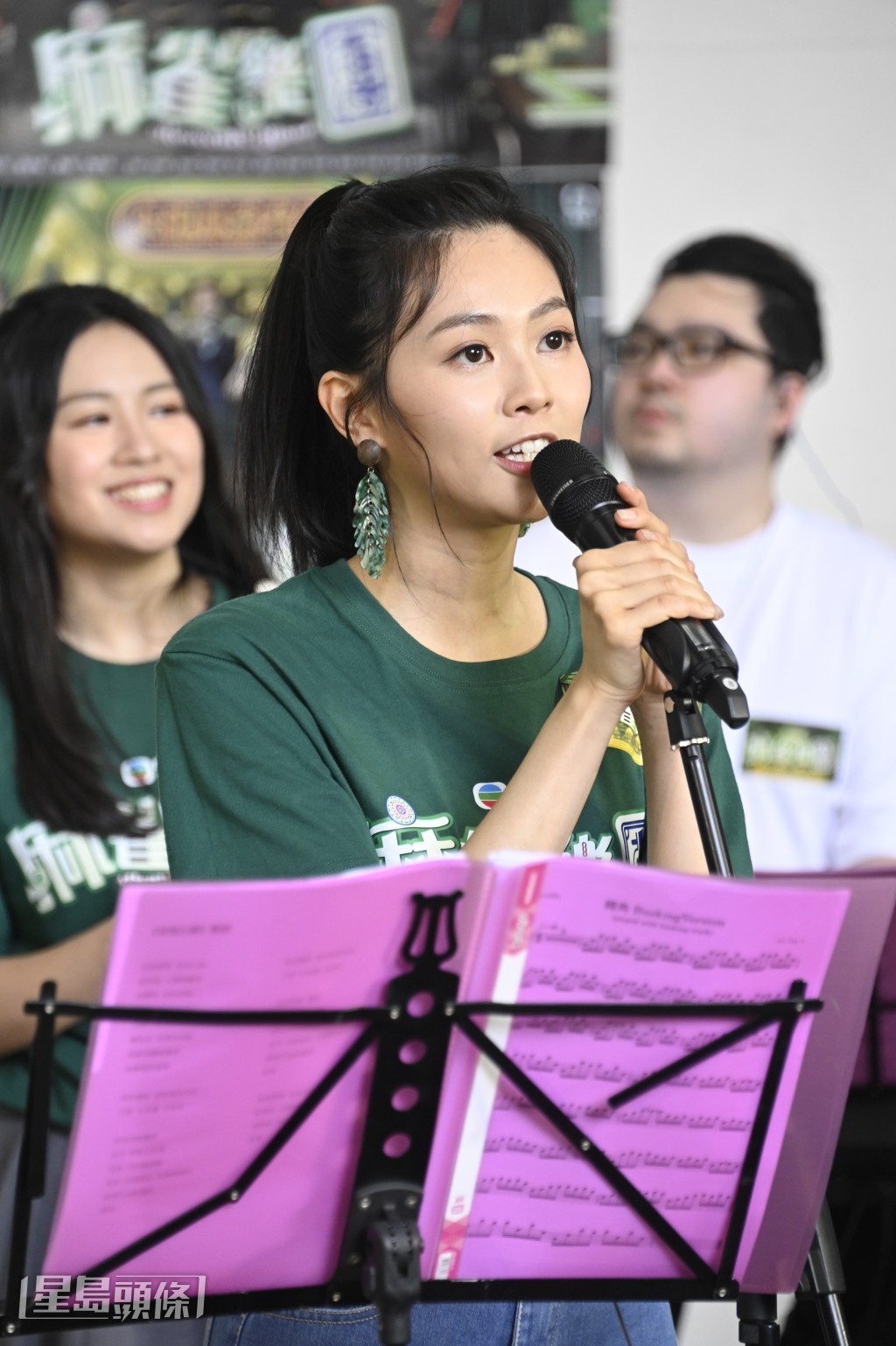郭柏妍更找謝東閔上堂學唱歌。