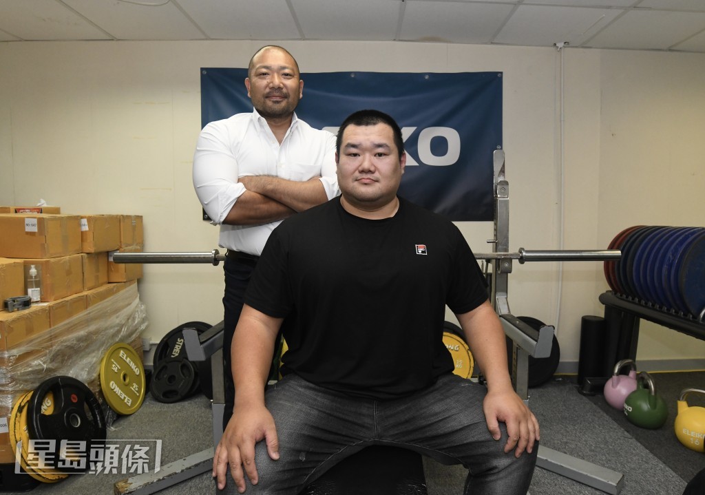 橘井政人(左)及方齊智(右)疑被香港舉重健力總會扣起體院資助。 橘井政人(左)及方齊智(右)疑被香港舉重健力總會扣起體院資助。