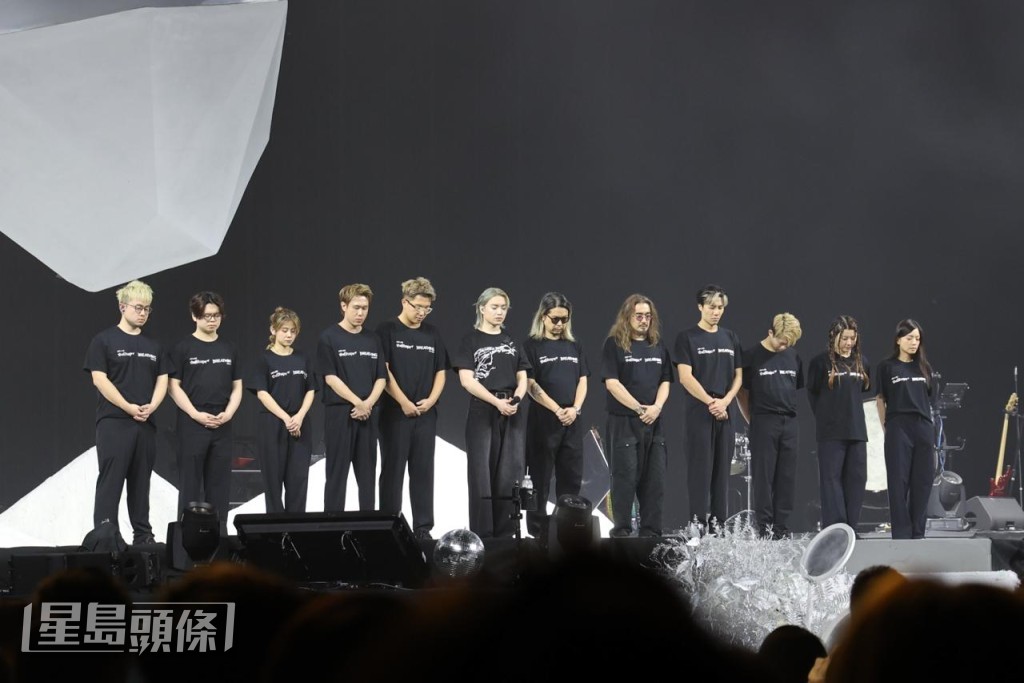 Jer於8時15分率舞台成員現身,眾人穿全黑打扮,全場聽眾為受大埔火災意外波及的朋友默哀。 Jer於8時15分率舞台成員現身,眾人穿全黑打扮,全場聽眾為受大埔火災意外波及的朋友默哀。