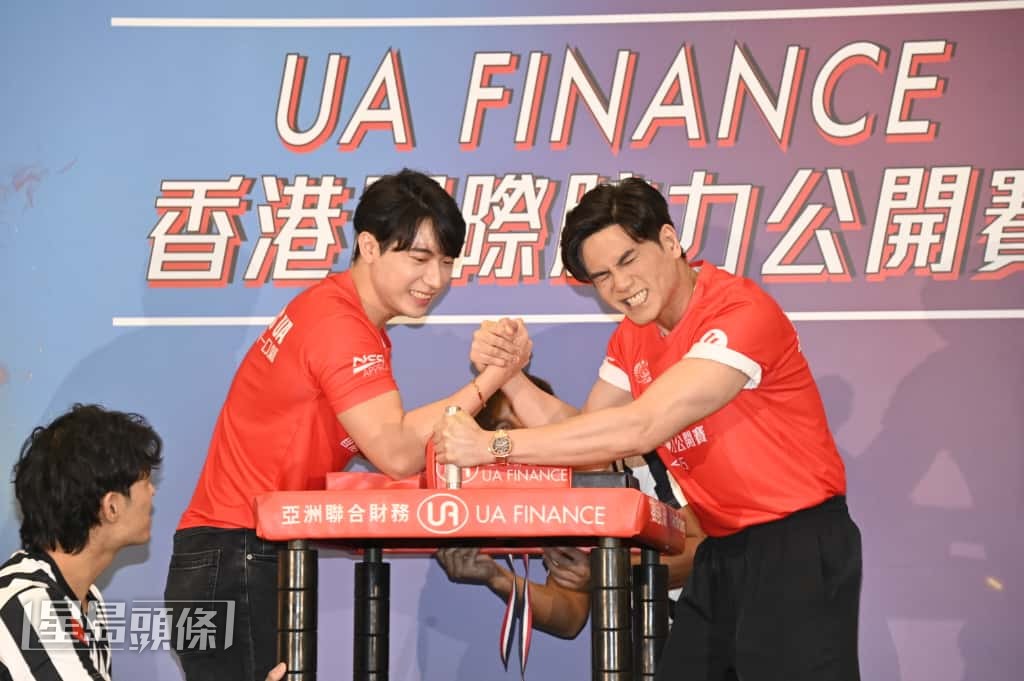 伍允龍與健身教練「爆肌李敏鎬」Henry拗手瓜。 伍允龍與健身教練「爆肌李敏鎬」Henry拗手瓜。