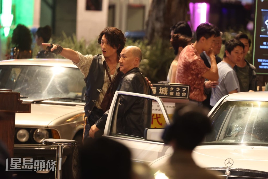 劉俊謙當投入角色,每逢見到有車駛至便立即上前截停,殷勤地替「老細」們開門打招呼。 劉俊謙當投入角色,每逢見到有車駛至便立即上前截停,殷勤地替「老細」們開門打招呼。