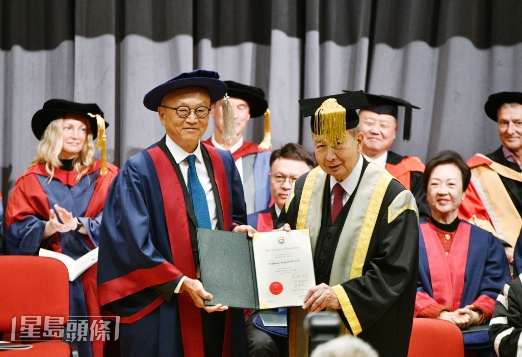 抗疫专家、港大公共卫生学院前院长福田敬二(左)也有出席,并从李国宝(右)接过授衔证书。 抗疫专家、港大公共卫生学院前院长福田敬二(左)也有出席,并从李国宝(右)接过授衔证书。