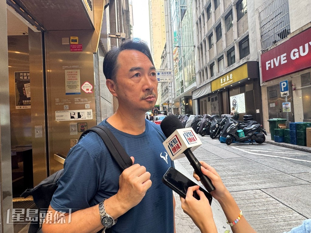 市民吳先生表示,上期六合彩中了40元,今次再補60元,共落注100元。郭穎彤攝 市民吳先生表示,上期六合彩中了40元,今次再補60元,共落注100元。郭穎彤攝