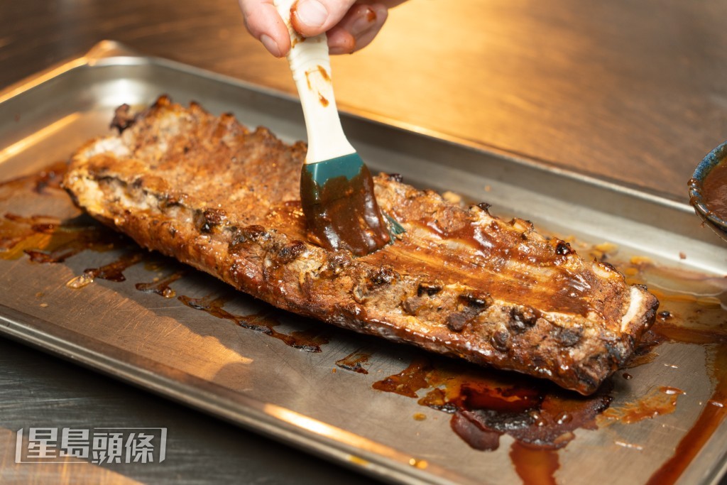 先在猪肋骨涂上烧烤酱再放入焗炉烤焗。