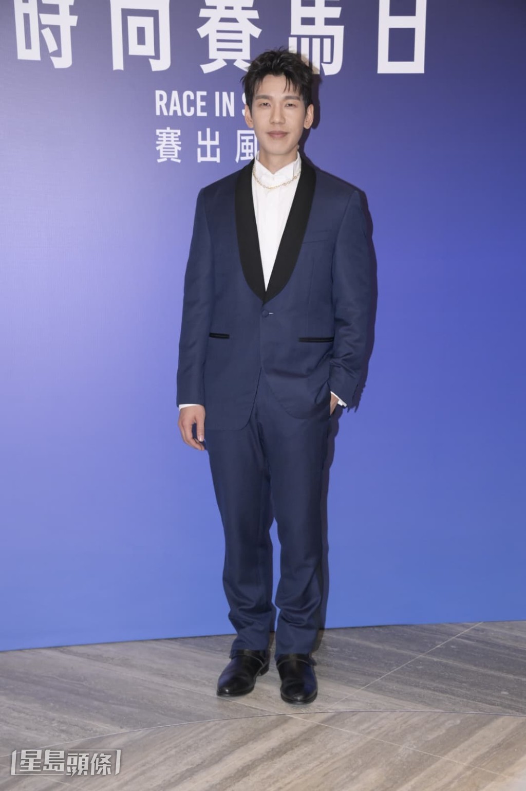 問新碟銷情是否理想？他指已有兩間店沽清，要多謝樂迷支持。