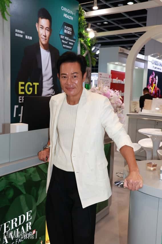 很多更由客戶變朋友，他與太太會在現場聽客戶意見。