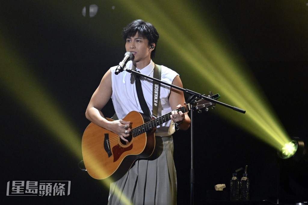 坤哥自嘲好肥，又笑指自己“飞钉”。