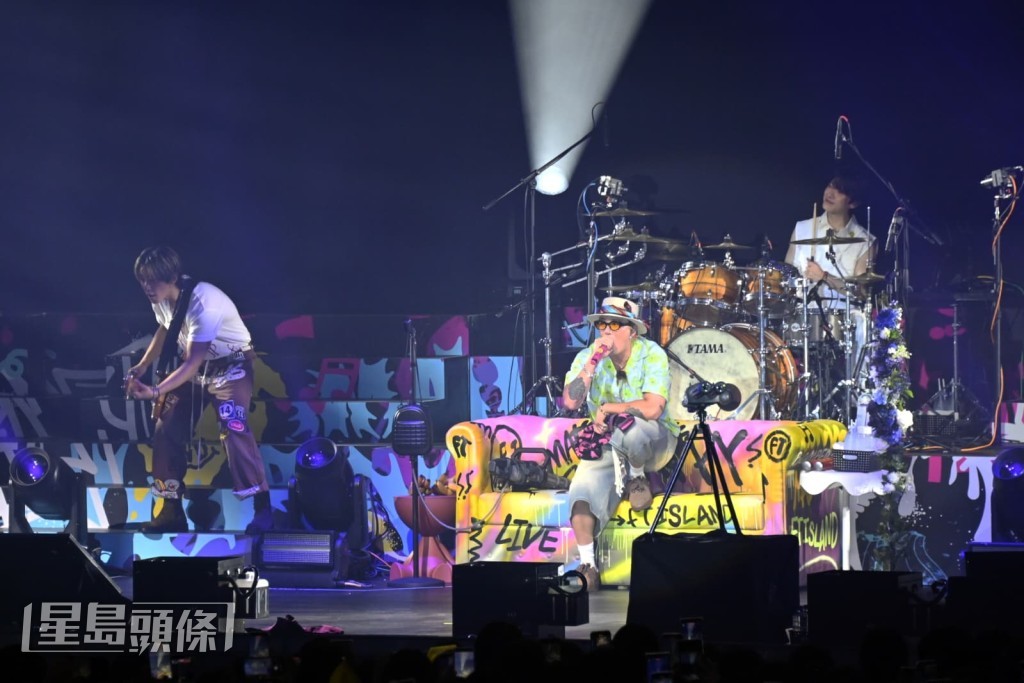 隨即唱出《Be Free》、《Let it go !》及《Flower Rock》等歌曲。