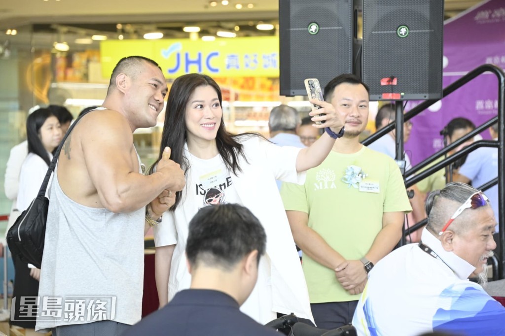 同途人自拍,盡現親民一面。 同途人自拍,盡現親民一面。