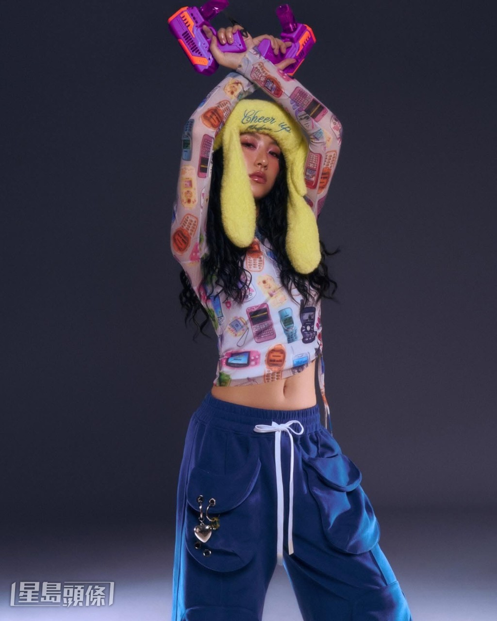 昨天她在社交网发布一系列融入Y2K复古元素的造型照。