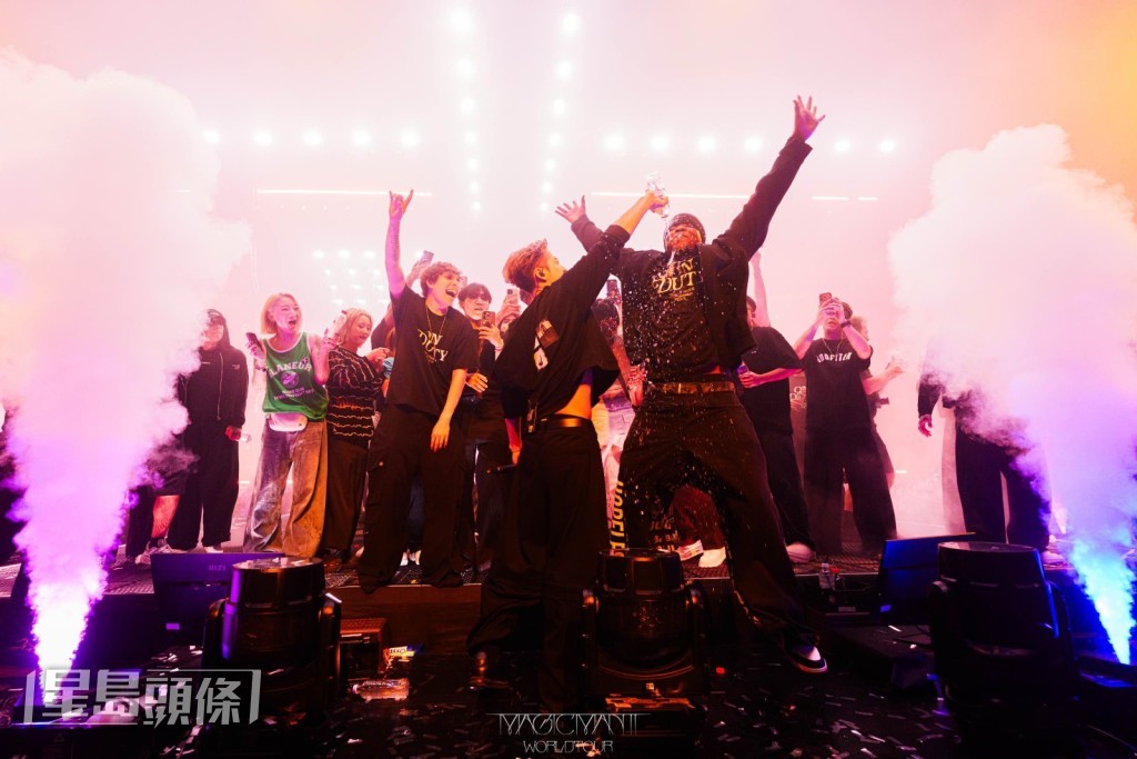 以電影感的手法去剖白「MAGICMAN」這個Jackson內心的黑暗角色如何走向光明,重新出發。 以電影感的手法去剖白「MAGICMAN」這個Jackson內心的黑暗角色如何走向光明,重新出發。