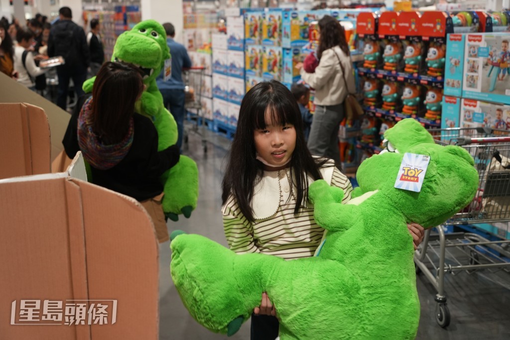 市民一家大小齊逛Costco。吳艷玲攝