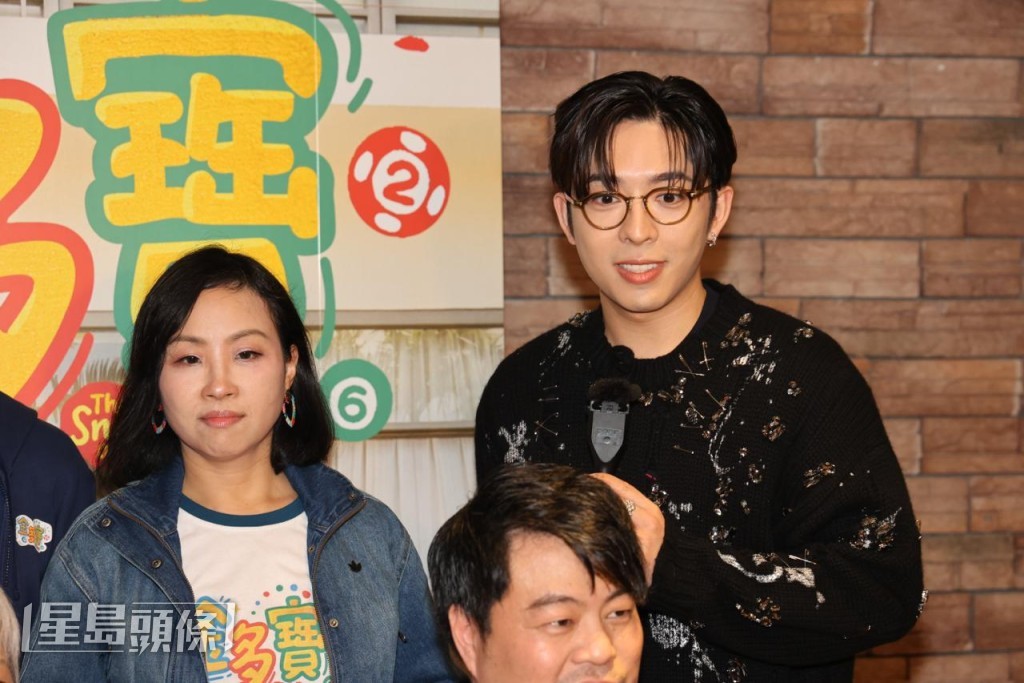 當問到可有送花及禮物給緋聞女友林明禎，他表示：「私人嘢唔講啦！」