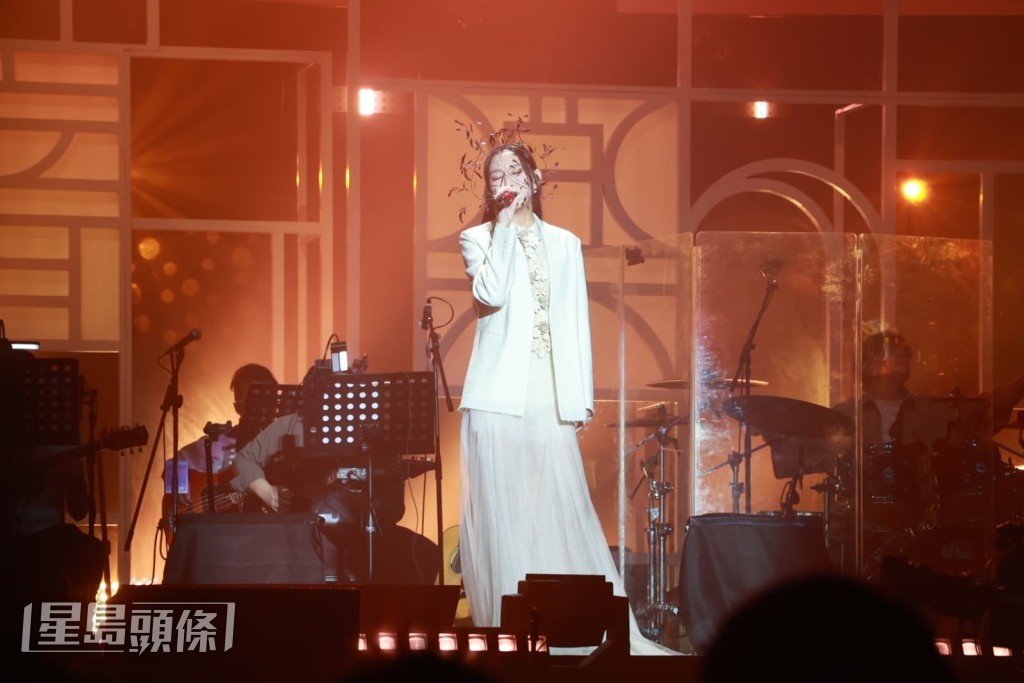 衛蘭與炎明熹合唱《golden hour》為演出拉開序幕。