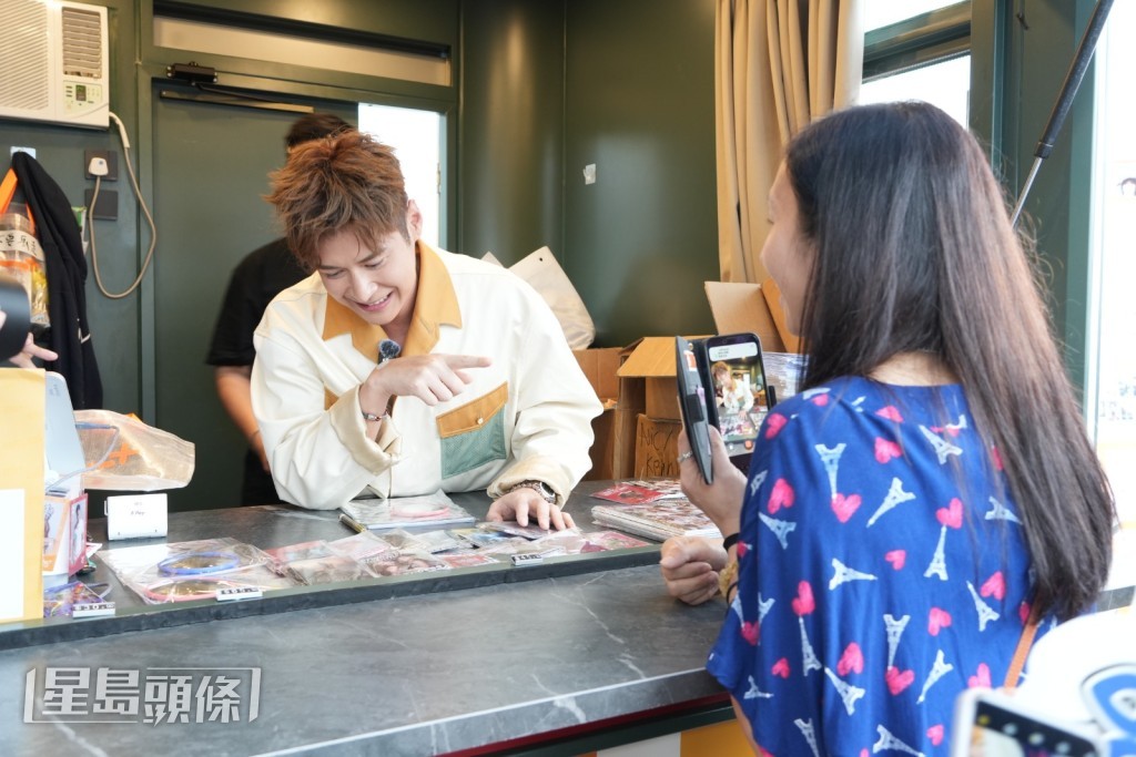 當遇到講普通話的顧客時，家樂即刻使出渾身解數，講出極度地道的「港普」。