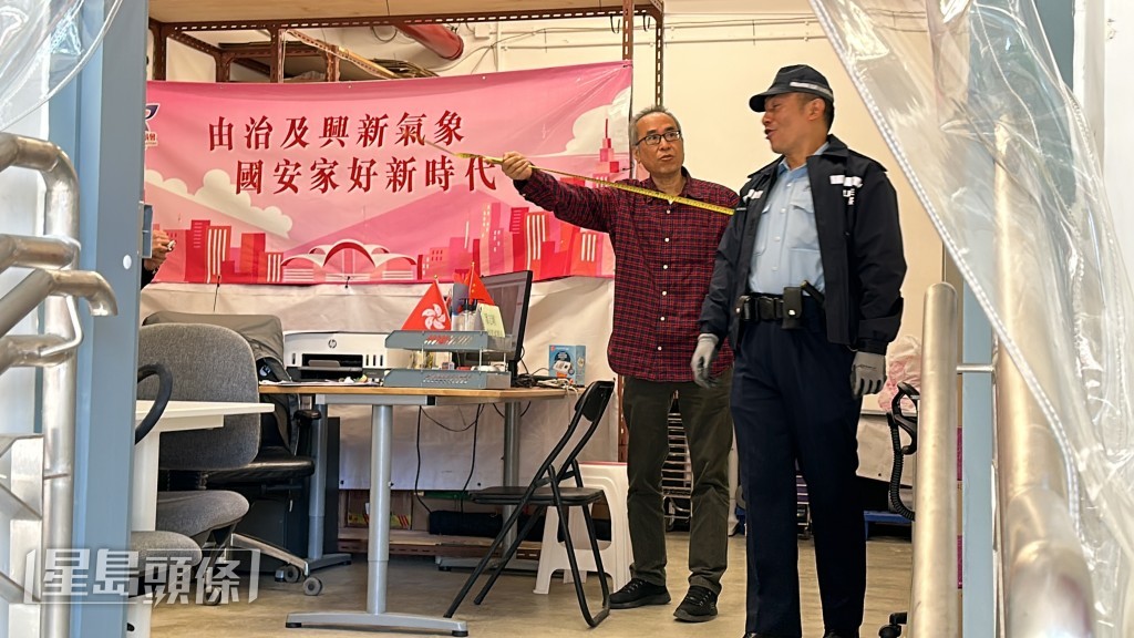 办事处职员与警员讲述事件。刘汉权摄 办事处职员与警员讲述事件。刘汉权摄