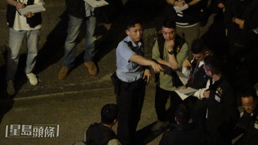 懷疑開槍軍裝警員向探員講述事件經過。蔡楚輝攝