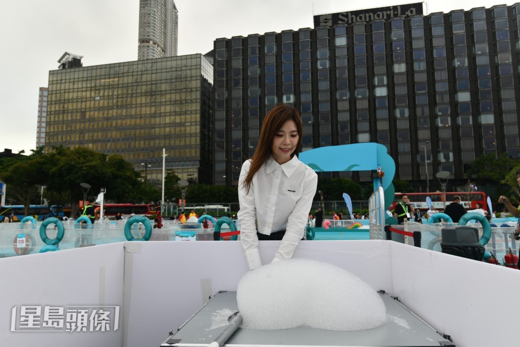 游乐场吸引逾万人报名，需抽签让1000人入场。卢江球摄