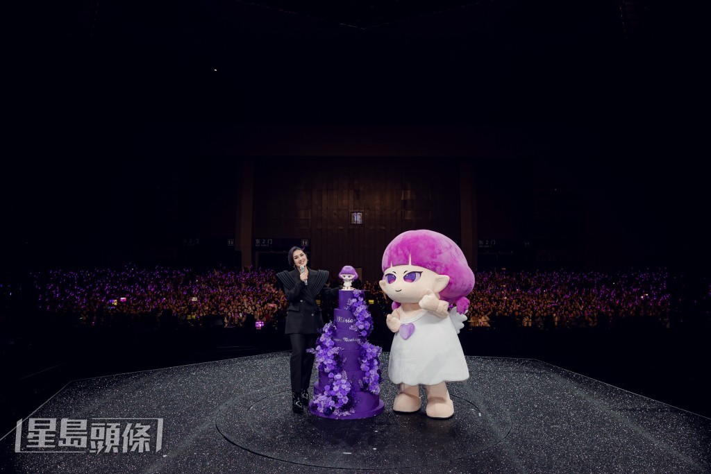 千嬅與粉絲大合照。 千嬅與粉絲大合照。