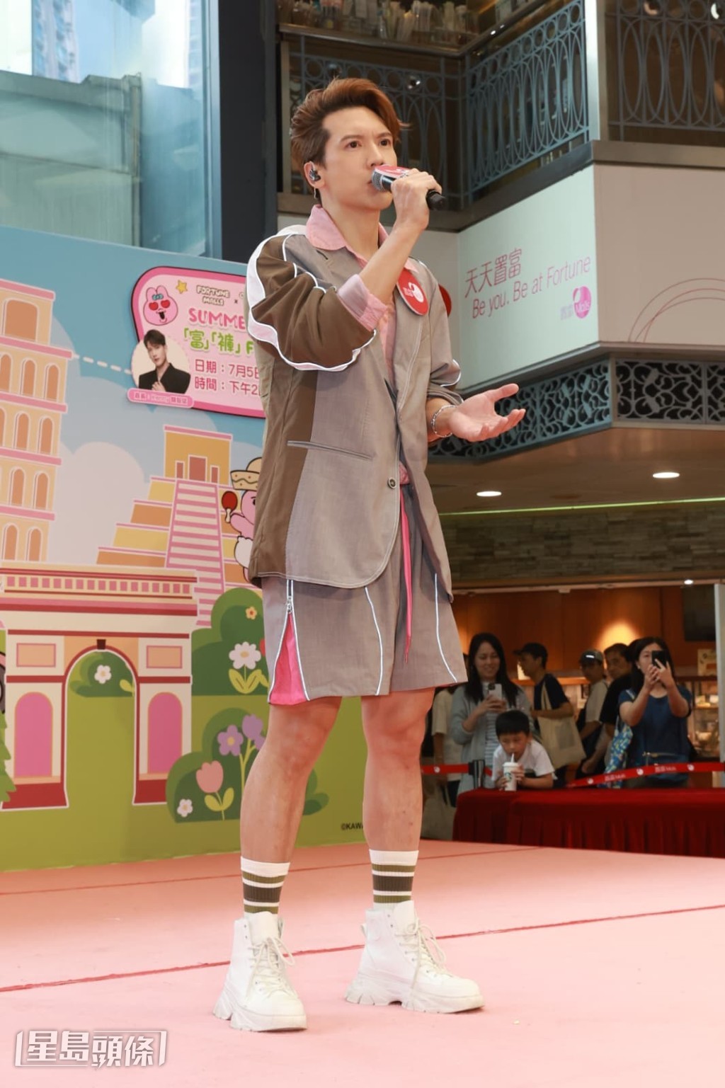 Kenny在活動中獻唱。