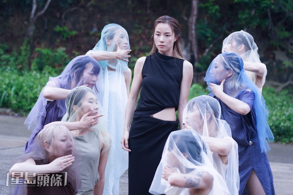 Stephy透露收到芊彤的Demo時已是很完整的作品，部分歌詞更道出自己心聲。