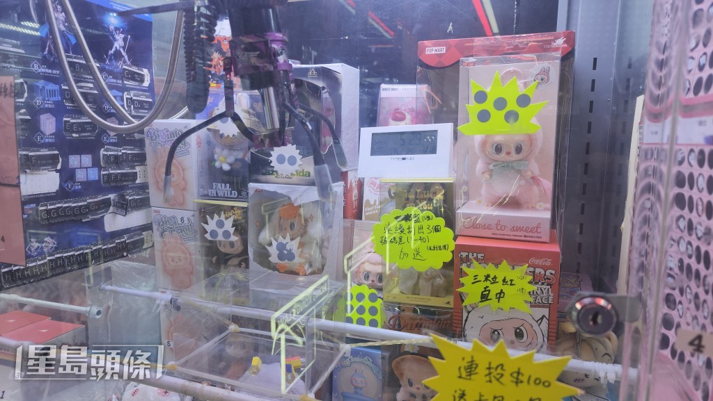 不少夾公仔機內放置了LABUBU公仔。 不少夾公仔機內放置了LABUBU公仔。