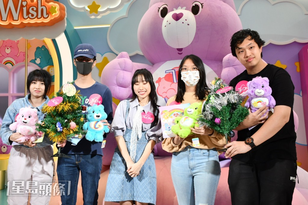 除了合照，活動上麗英亦與粉絲玩遊戲。