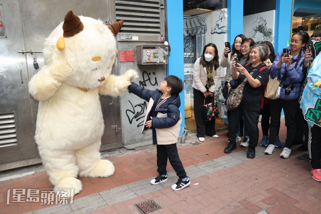 岡仔說計劃先跟小朋友互動，其後就會攬女。