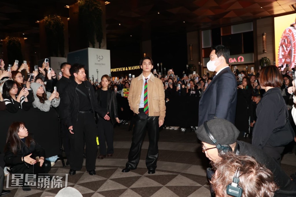 吸引了近2千粉絲在尖沙咀海旁，冒着寒風及烈日煎熬下守候。