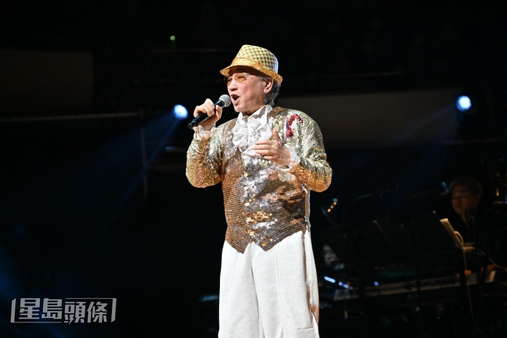 鵬哥以《小李飛刀》和《邊個話我傻》為演唱會揭開序幕。