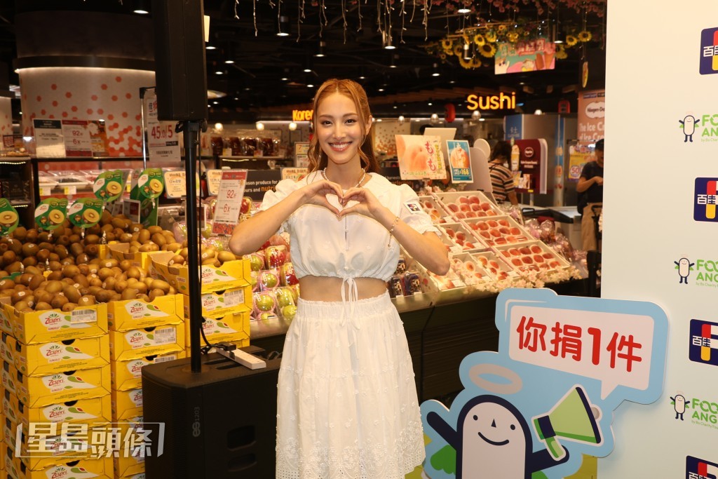 她笑言自己也要買書跟大仔一同學中文。