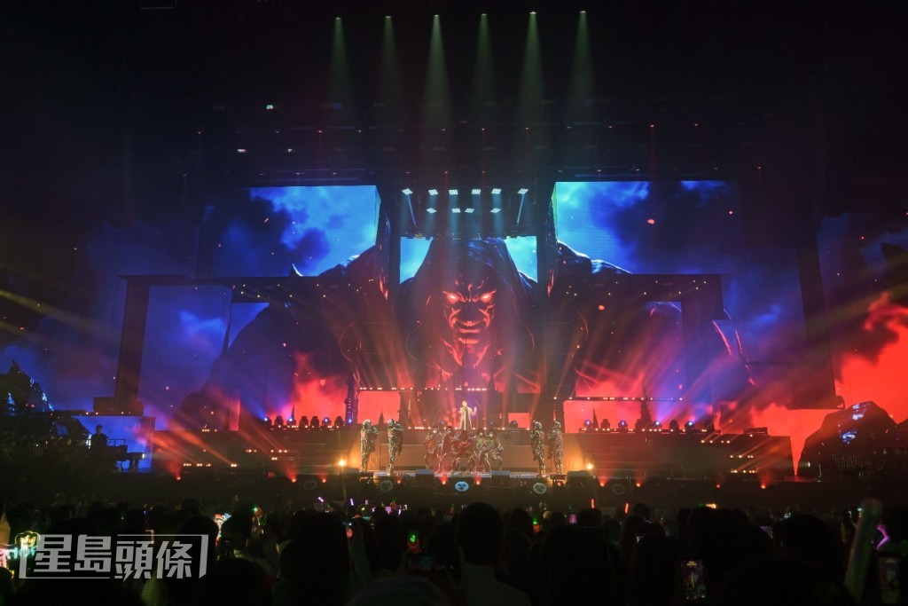 配合天幕射燈，紅館如同變成大型Disco，氣氛High爆。
