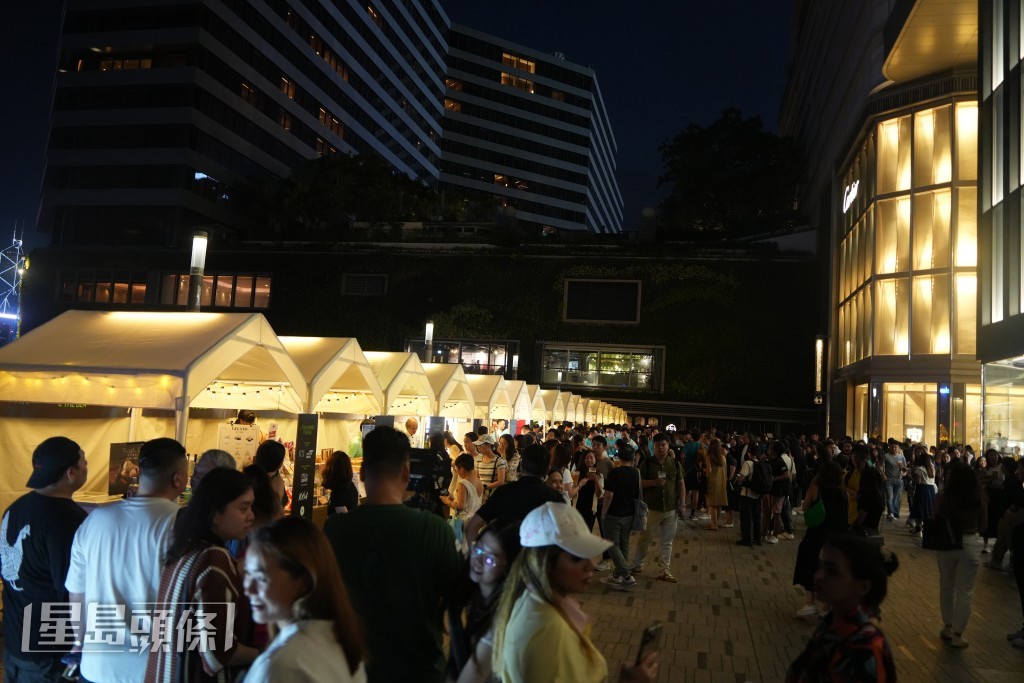 “星光夜市”入夜后人声鼎沸。吴艳玲摄