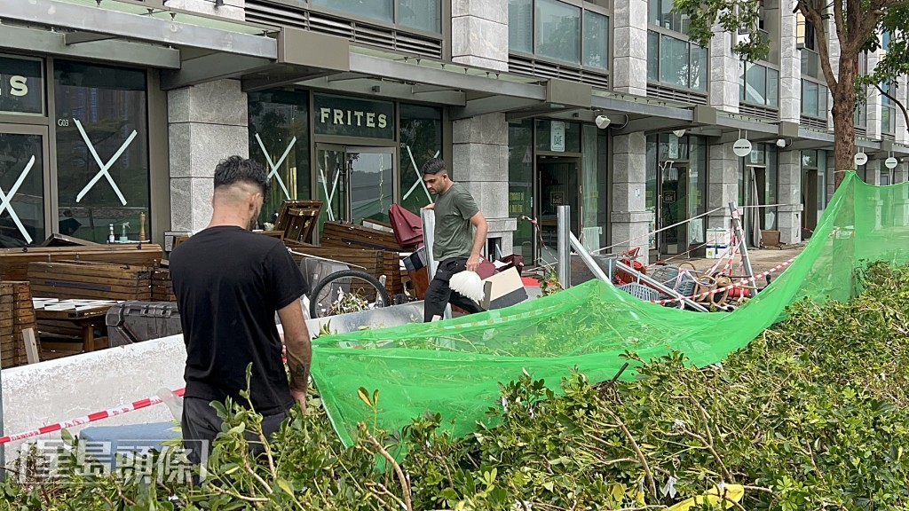 工人築起圍網。楊偉亨攝