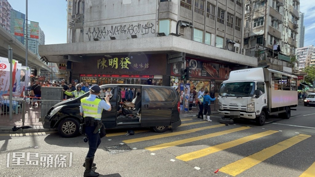 旺角道发生客货车与货车撞及意外。杨伟亨摄