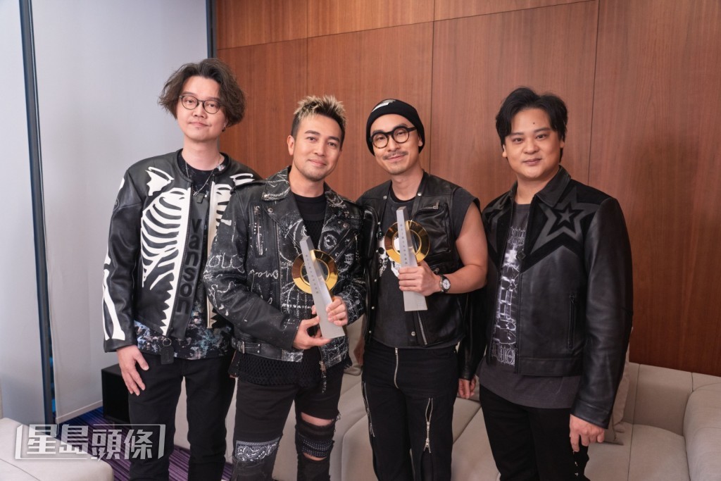 最佳乐队/组合奖(部分)金奖为Dear Jane,他们更凭《你流泪所以我流泪》得金曲奖。 最佳乐队/组合奖(部分)金奖为Dear Jane,他们更凭《你流泪所以我流泪》得金曲奖。