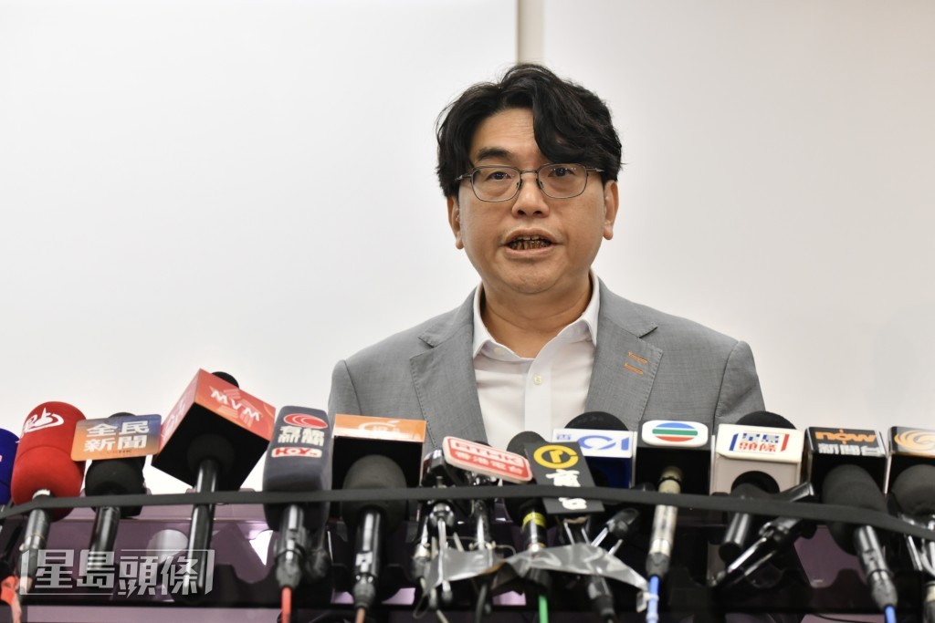 黃恩諾昨日在記者上指市民關注食水黑點無可厚非。盧江球攝 黃恩諾昨日在記者上指市民關注食水黑點無可厚非。盧江球攝