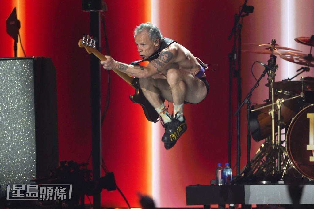 乐队Red Hot Chili Peppers低音结他手Flea穿内裤演出。