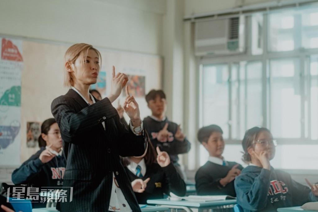 陳蕾早前為電影《看我今天怎麽說》演唱主題曲《What If》,更親自上陣以手語拍MV。 陳蕾早前為電影《看我今天怎麽說》演唱主題曲《What If》,更親自上陣以手語拍MV。