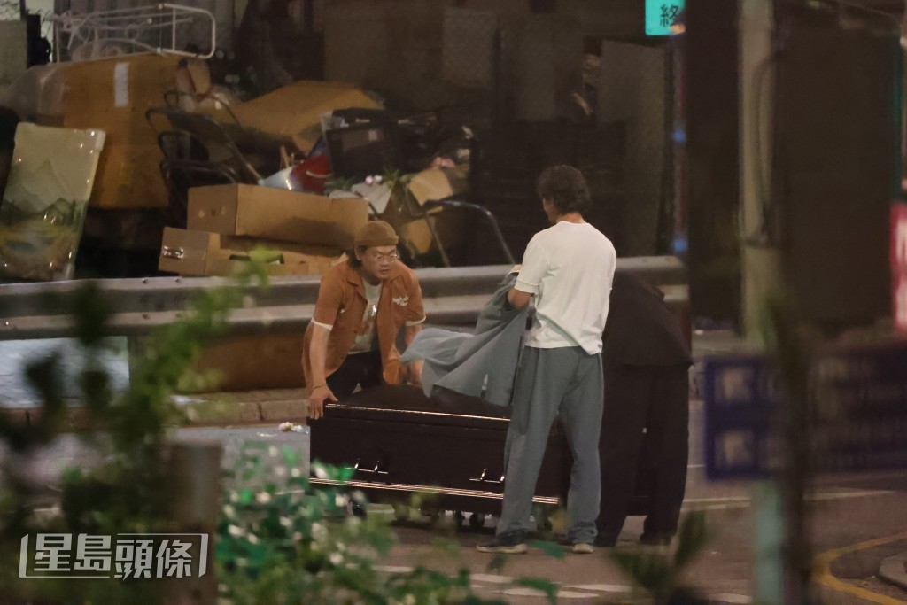 推得辛苦，黃德斌更除下外套。