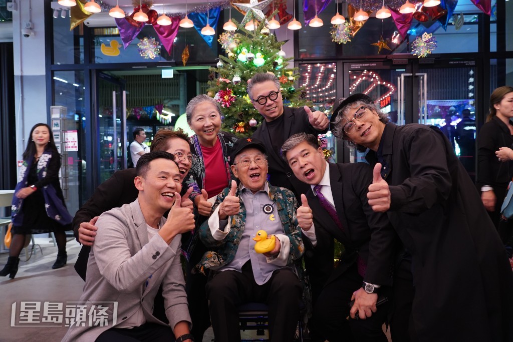 今天適逢「小黃鴨之父」林亮(中)100歲生日。葉偉豪攝 今天適逢「小黃鴨之父」林亮(中)100歲生日。葉偉豪攝