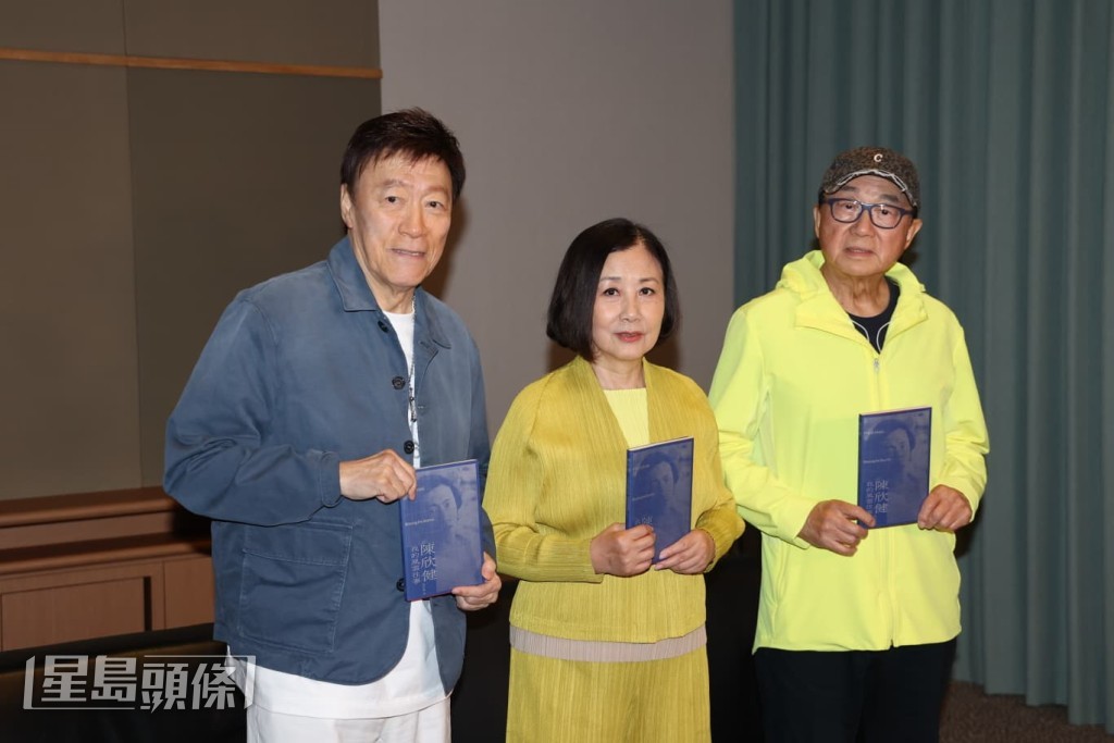 陳欣健與汪明荃(阿姐)及許冠文一起接受傳媒訪問。 陳欣健與汪明荃(阿姐)及許冠文一起接受傳媒訪問。