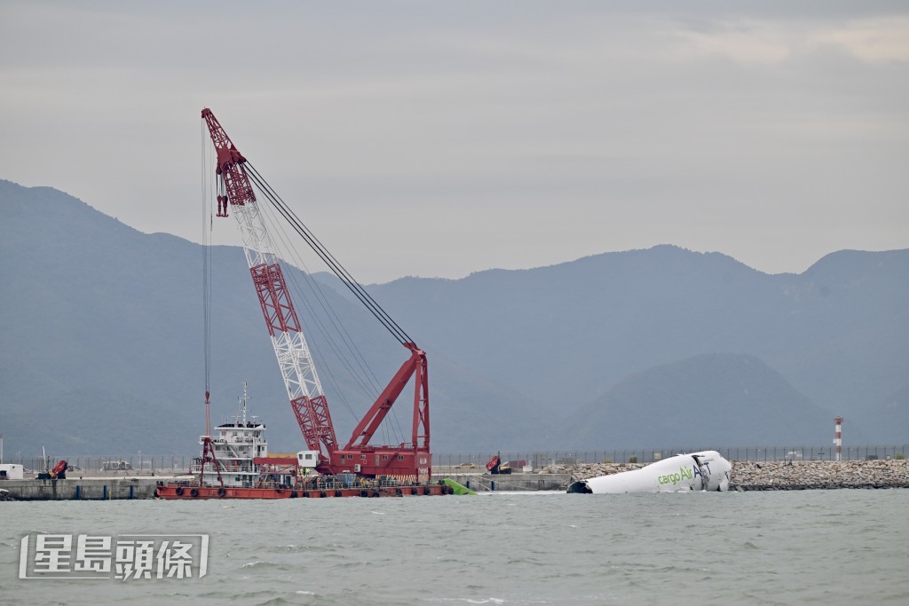 廣州打撈局派出吊重能力達350噸及500噸的「南天翔」及「南天鵬」來港。劉駿軒攝 廣州打撈局派出吊重能力達350噸及500噸的「南天翔」及「南天鵬」來港。劉駿軒攝