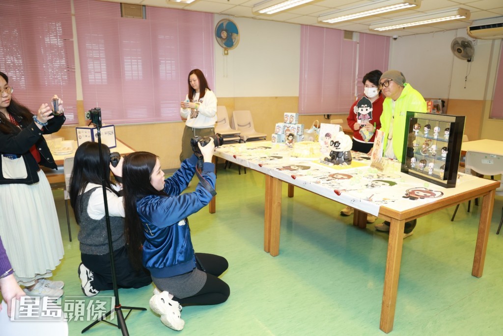 一向愛錫粉絲的張衛健，亦逐一跟粉絲合照。