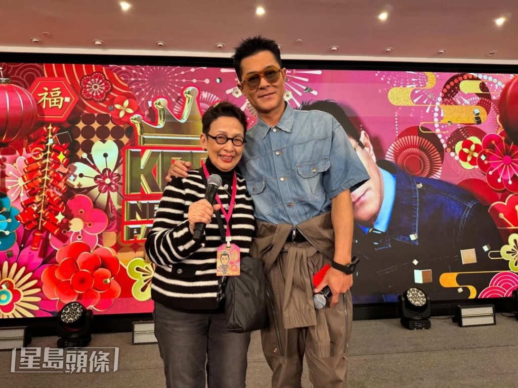 又派利是畀古天樂。 又派利是畀古天樂。