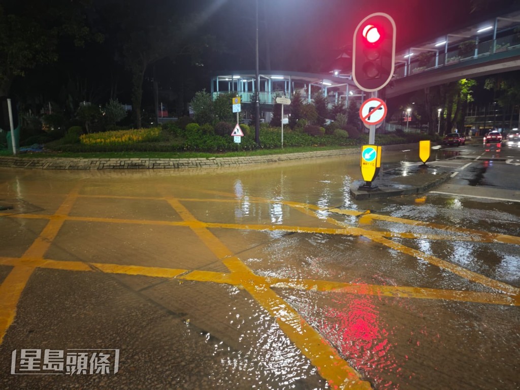 尖沙咀漆咸道南與加連威老道交界地底一條水管突然破裂,大量黃泥水如泉湧般自地底噴出,迅速淹沒附近車路及行人路。黎志偉攝 尖沙咀漆咸道南與加連威老道交界地底一條水管突然破裂,大量黃泥水如泉湧般自地底噴出,迅速淹沒附近車路及行人路。黎志偉攝