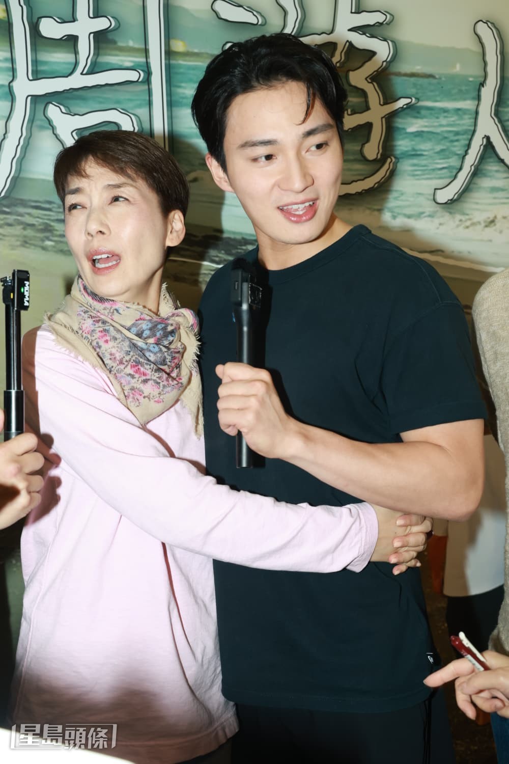 身旁的江美儀出手解圍說:「我同佢搞埋一齊好耐!」 身旁的江美儀出手解圍說:「我同佢搞埋一齊好耐!」