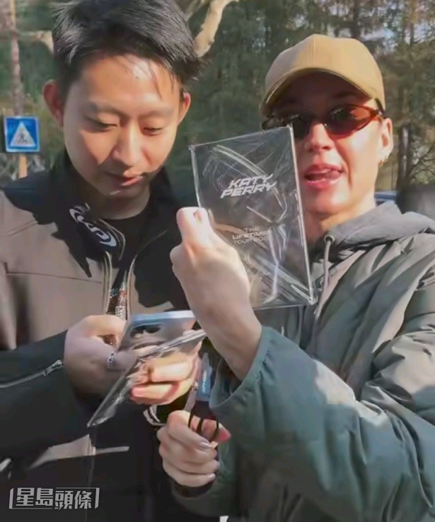 有內地粉絲的渾身穿搭全是Katy的周邊商品，逗得她開心不已。